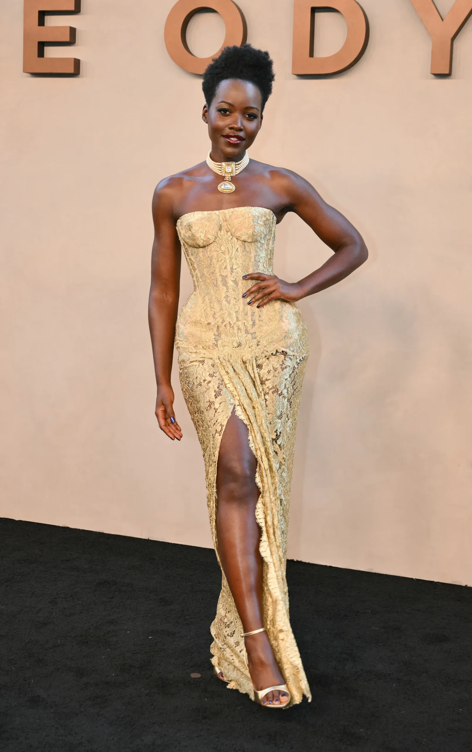 Lupita Nyong’o in Nicholas Oakwell Couture en sieraden van Sabyasachi, tijdens de première in New York