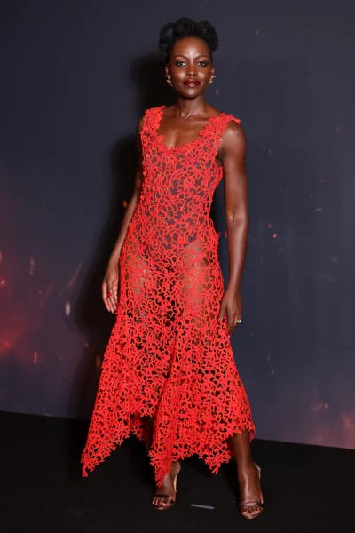 waarom-lupita-nyongo-juist-niet-voor-method-dressing-kiest-tijdens-the-odyssey-perstour-400861