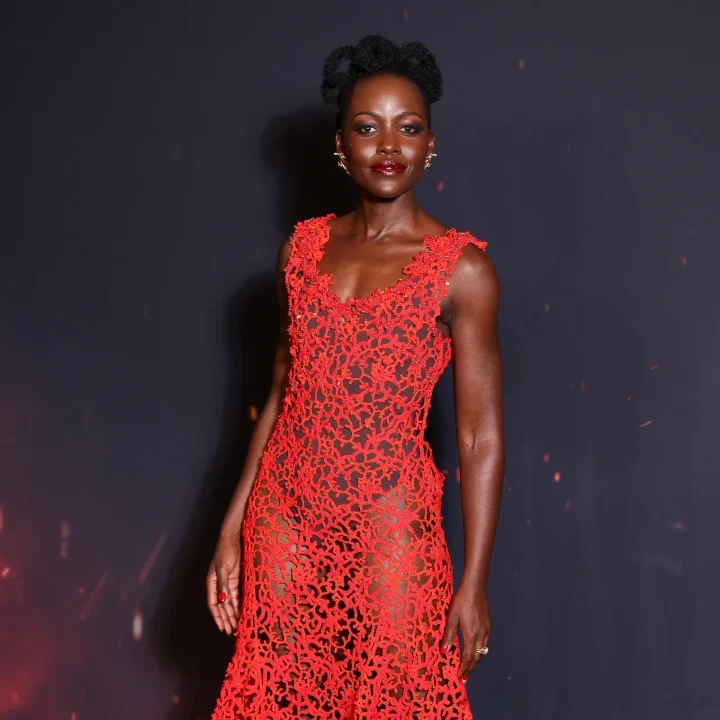 waarom-lupita-nyongo-juist-niet-voor-method-dressing-kiest-tijdens-the-odyssey-perstour-400861