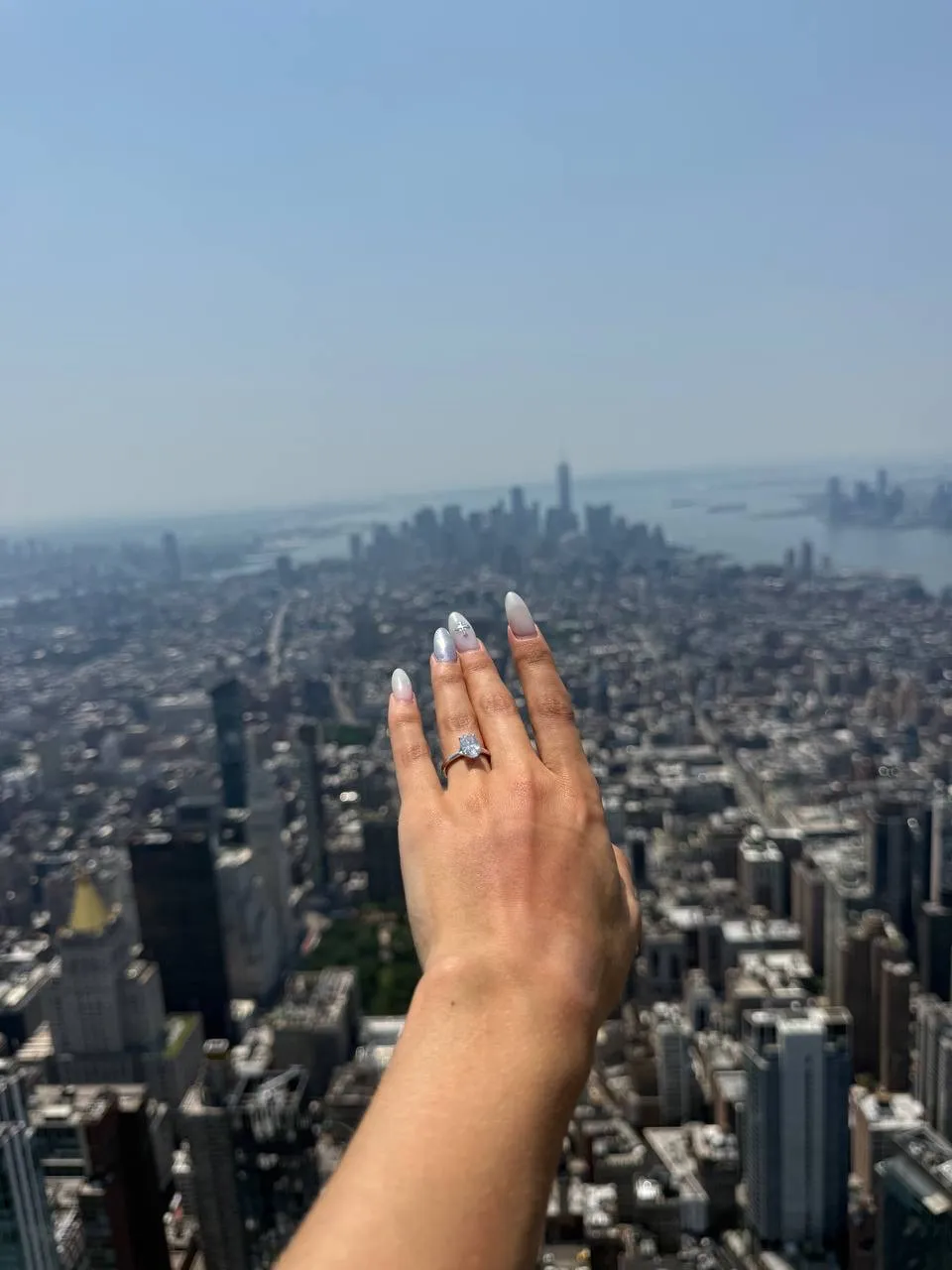 Angelina Nikolau op top van de Empire State Building, met verlovingsring én manicure.
