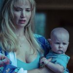 Jennifer Lawrence in de film Die My Love, ter illustratie van een artikel over nieuwe moeders die zich isoleren
