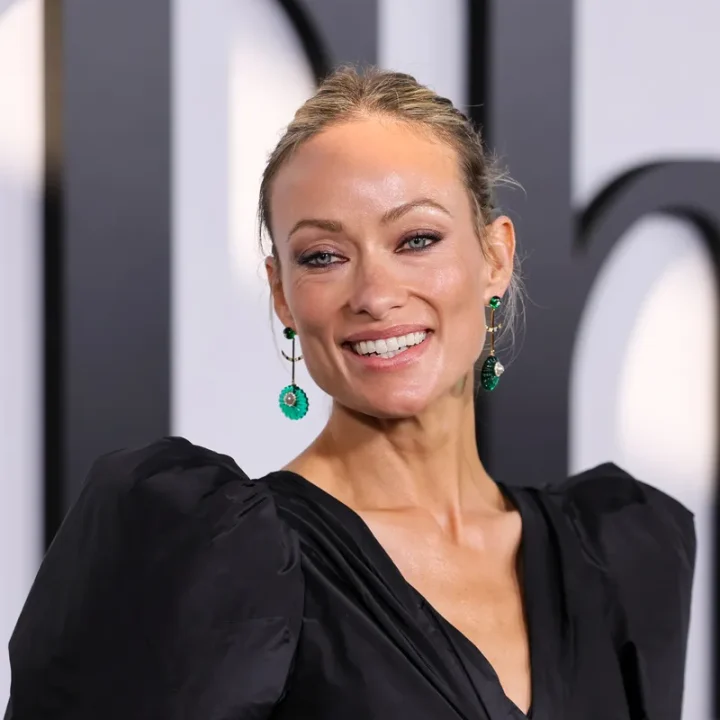 olivia-wilde-keert-terug-naar-de-regisseursstoel-en-toont-een-sterk-staaltje-director-dressing-399586