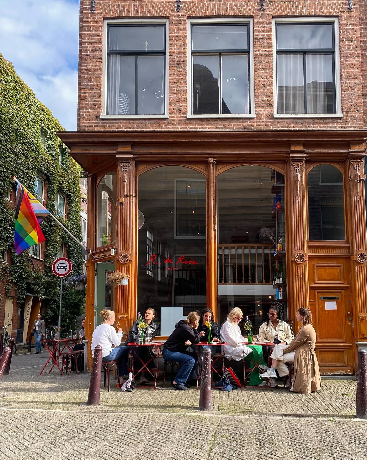 R. De Rosa is een queer bar in Amsterdam