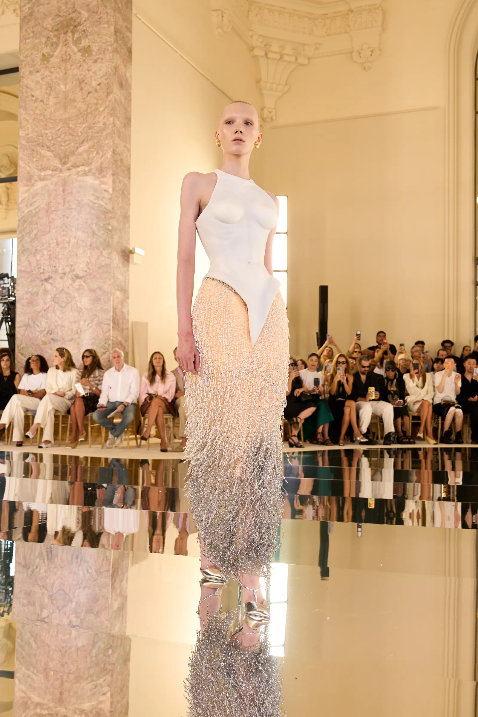 Zendaya's couturelook van Schiaparelli op de catwalk