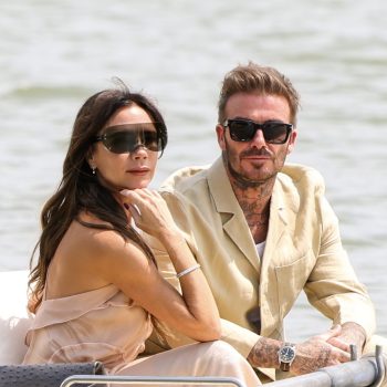 victoria-beckham-neemt-een-koffer-vol-naked-dresses-mee-op-haar-family-vacay-in-italie-405494