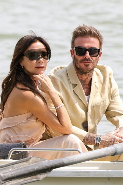 victoria-beckham-neemt-een-koffer-vol-naked-dresses-mee-op-haar-family-vacay-in-italie-405494