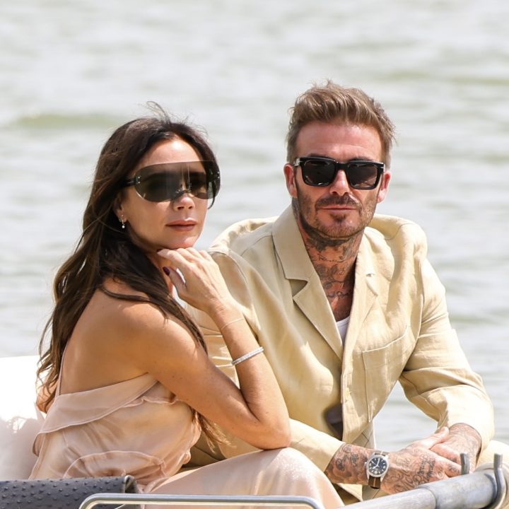 victoria-beckham-neemt-een-koffer-vol-naked-dresses-mee-op-haar-family-vacay-in-italie-405494