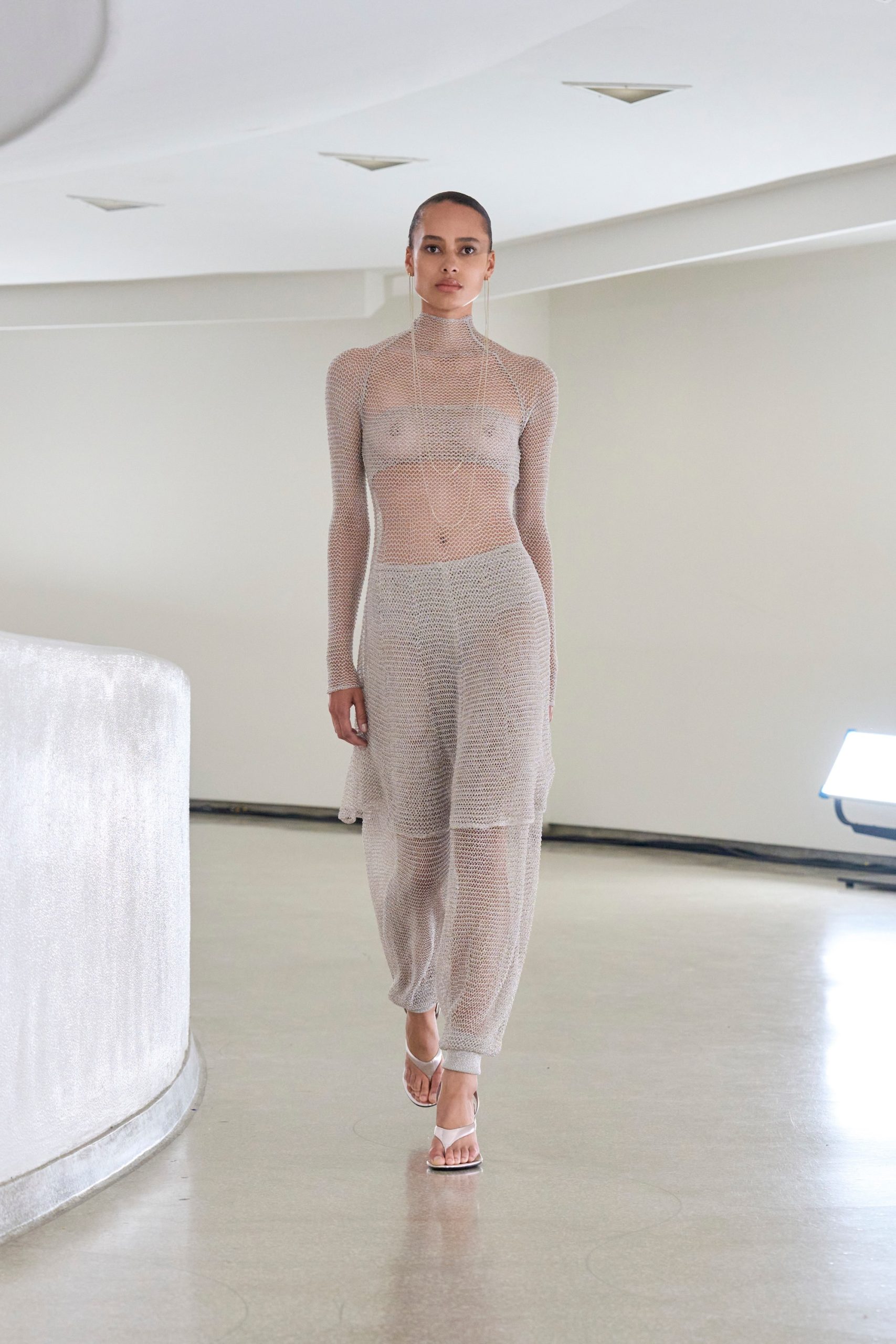 Annemary Aderibigbe op de catwalk bij Alaïa winter/lente 2025