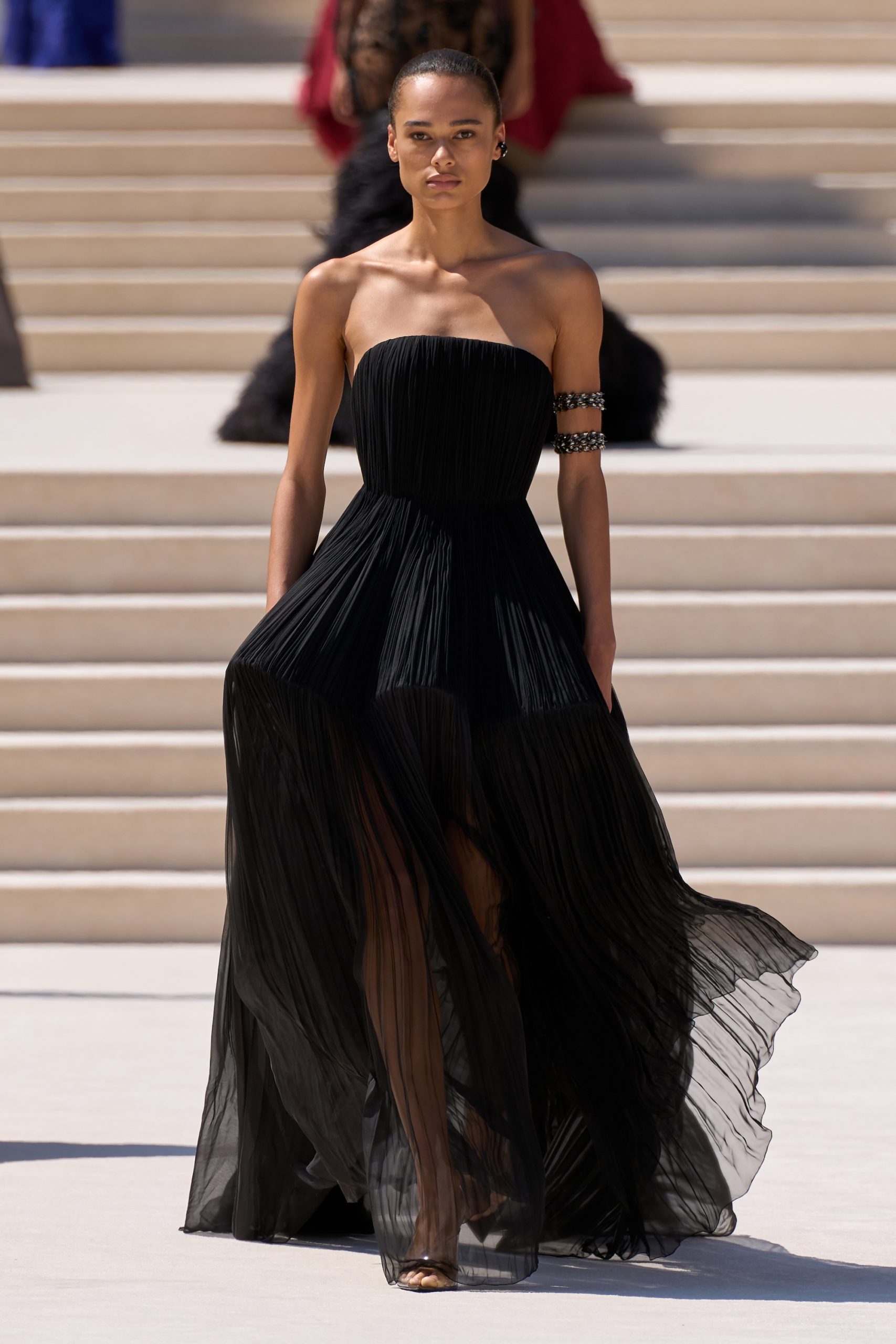 Annemary Aderibigbe op de catwalk bij Balenciaga couture herfst/winter 2026