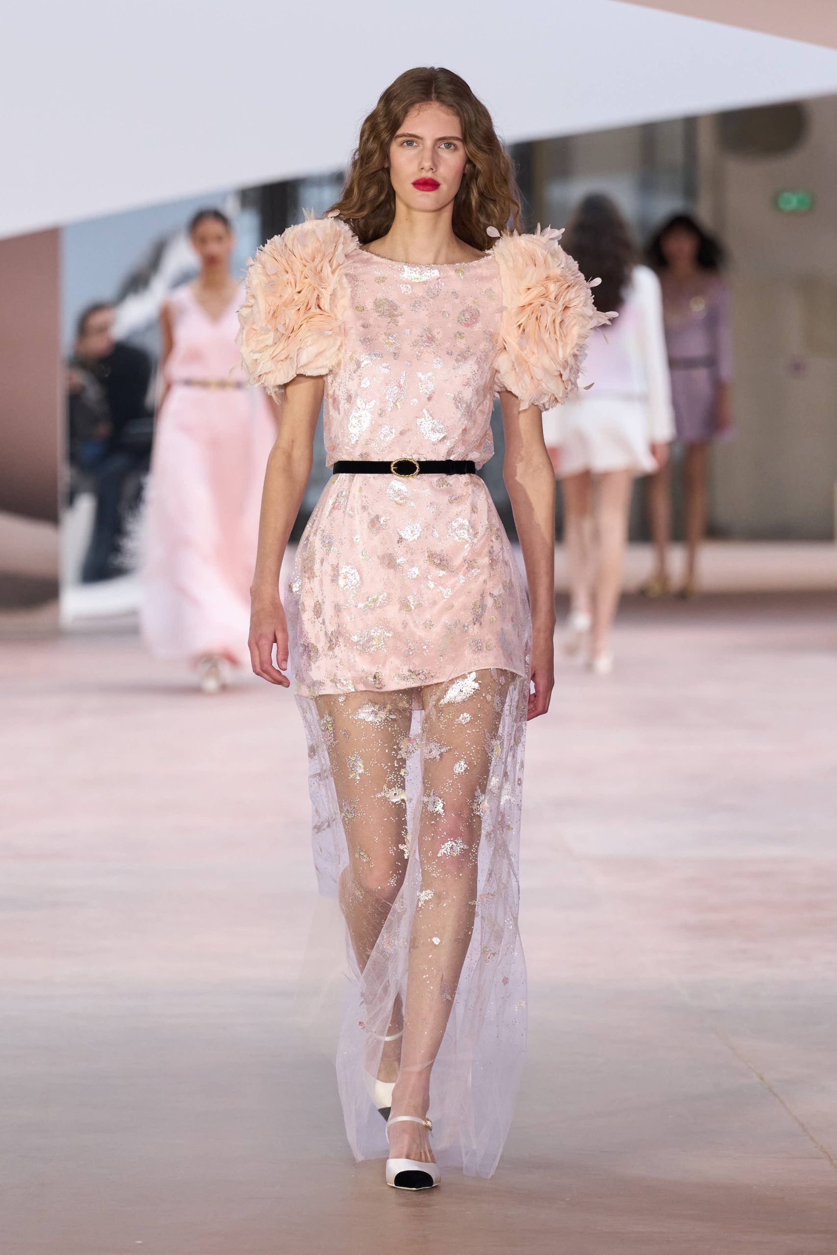 Rosalieke Fuchs op de catwalk bij Chanel couture lente/zomer 2025