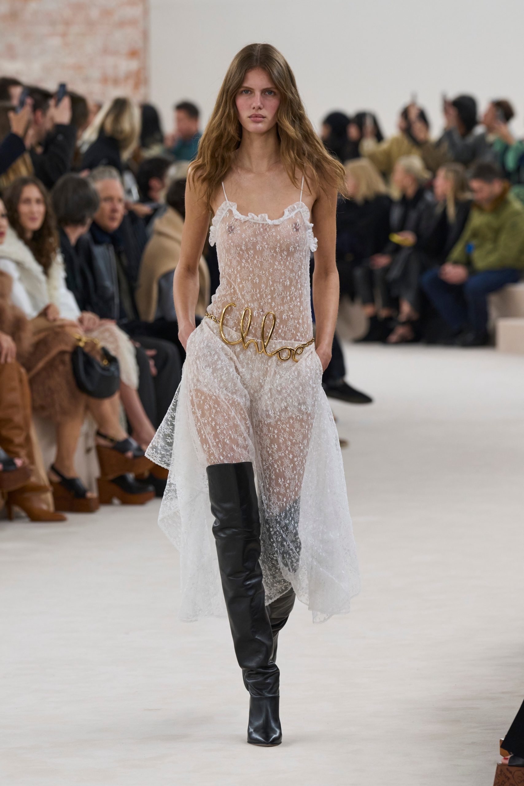 Rosalieke Fuchs op de catwalk bij Chloé herfst/winter 2024