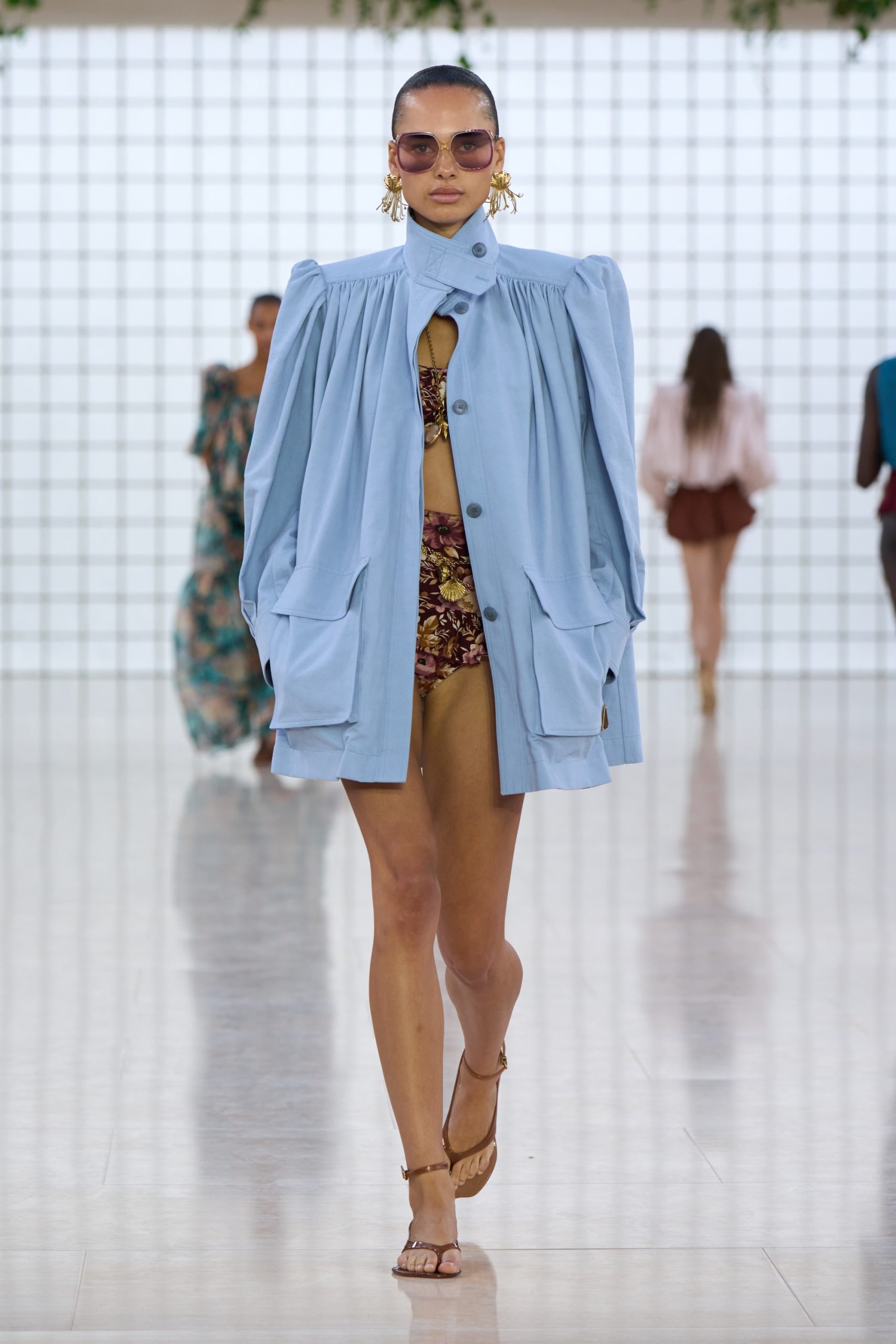 Annemary Aderibigbe op de catwalk bij Chloé lente/zomer 2025
