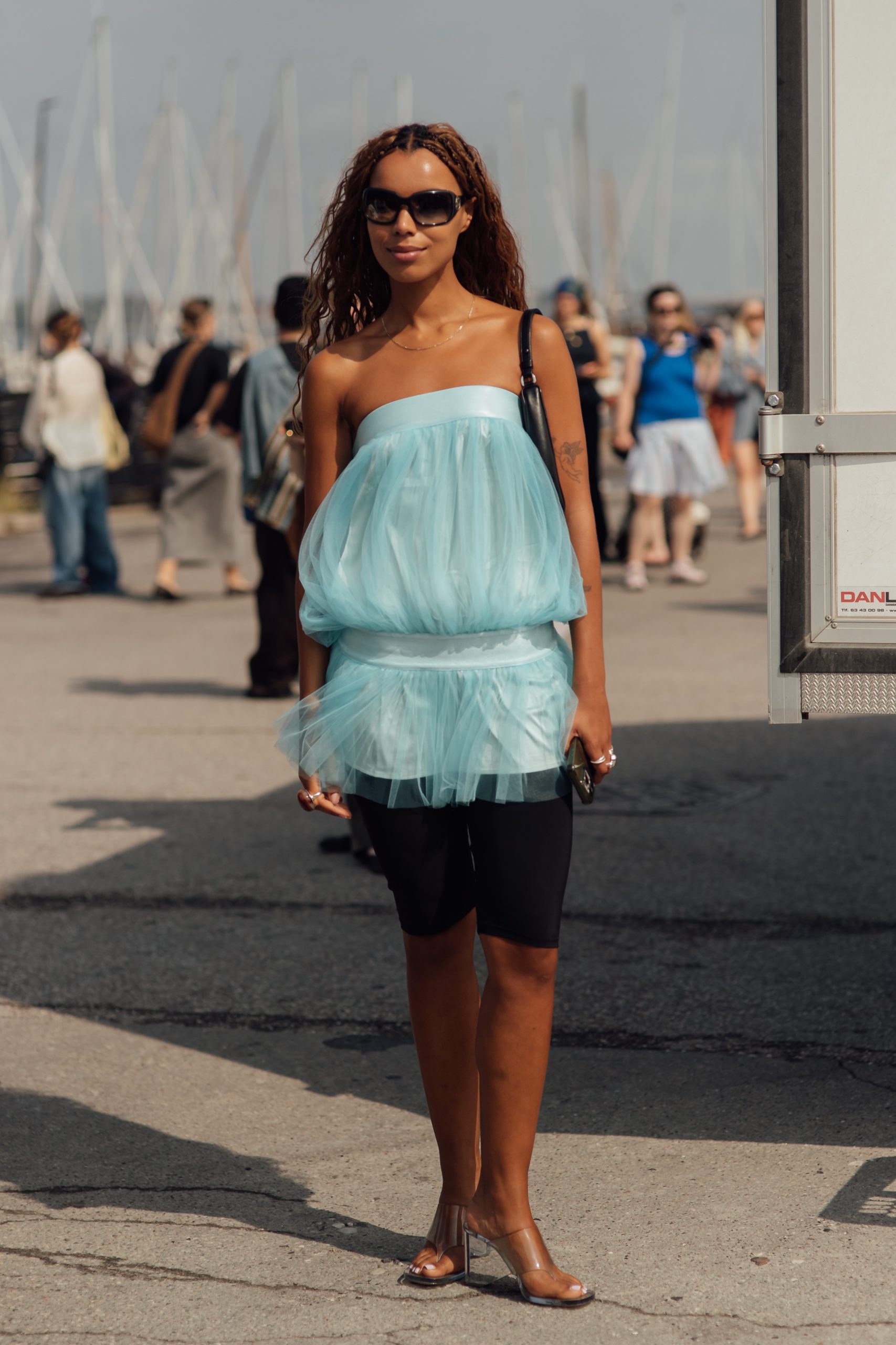 Een streetstyler draagt turquoise tijdens Copenhagen Fashion Week lente/zomer 2027