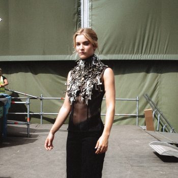 pommelien-thijs-draagt-designerlook-van-vijf-kilo-aan-sleutels-en-daar-zit-een-belangrijke-boodschap-achter-404956