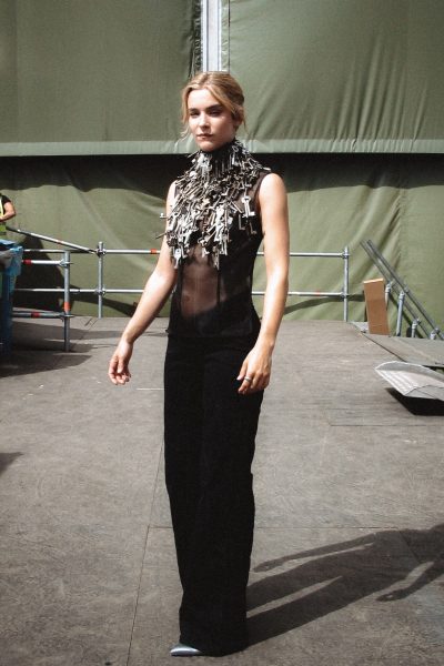 pommelien-thijs-draagt-designerlook-van-vijf-kilo-aan-sleutels-en-daar-zit-een-belangrijke-boodschap-achter-404956