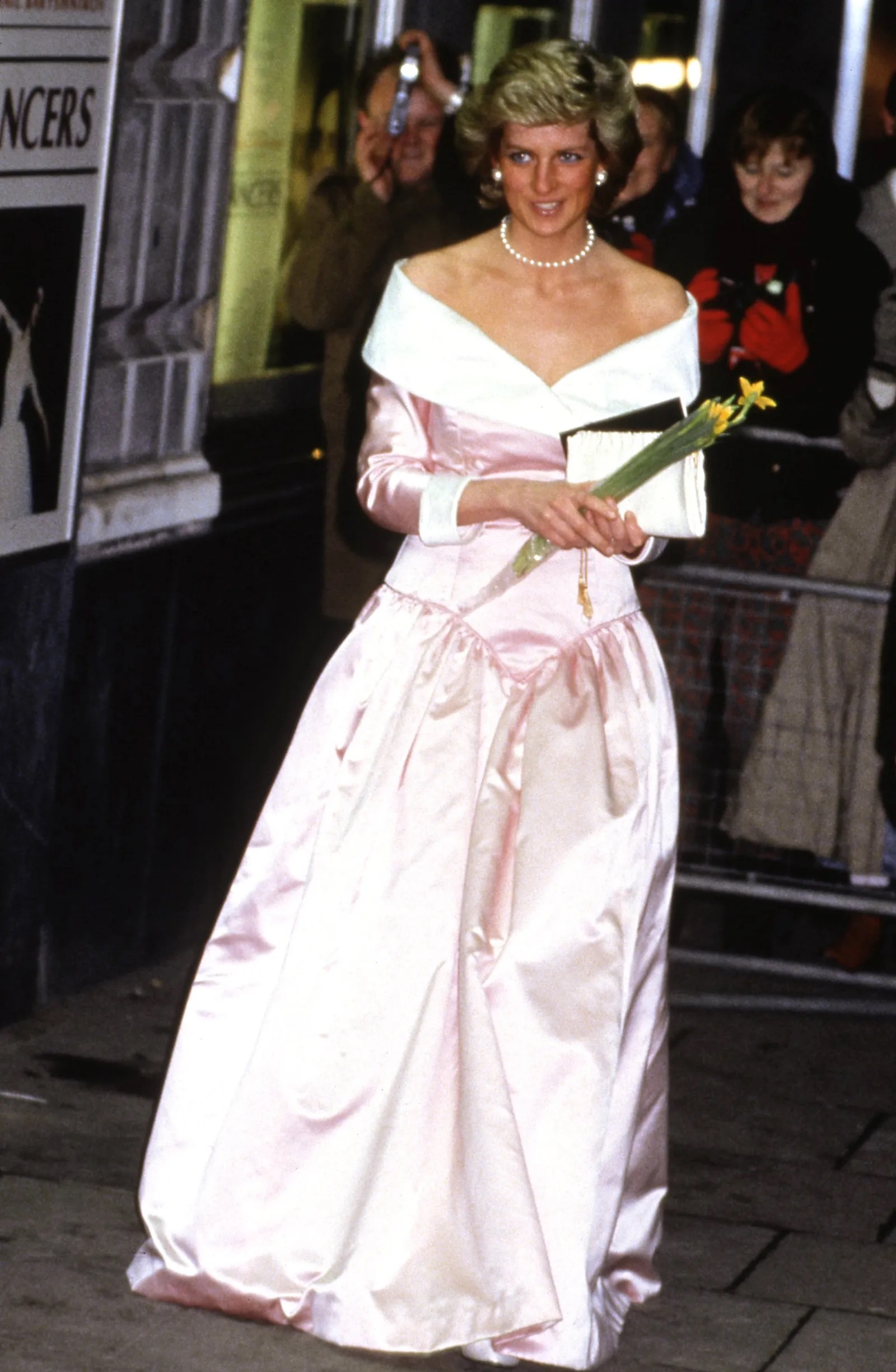 Diana in Baskische taille