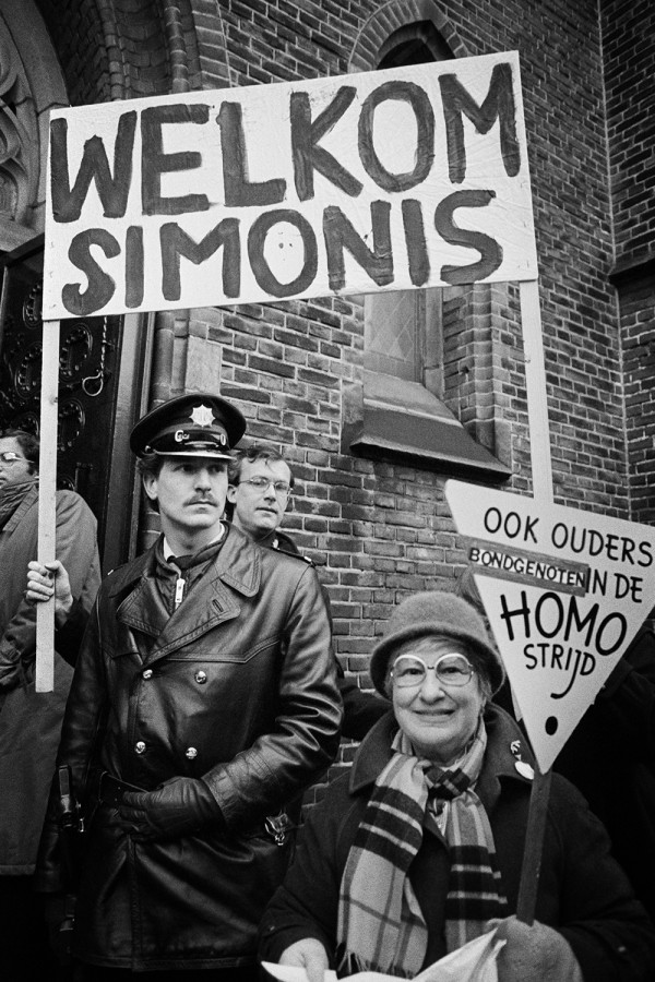Protesten tijdens de inauguratie van bisschop Simonis als aartsbisschop van Utrecht; ook ouders zijn bondgenoten in de strijd voor homorechten, 1983.