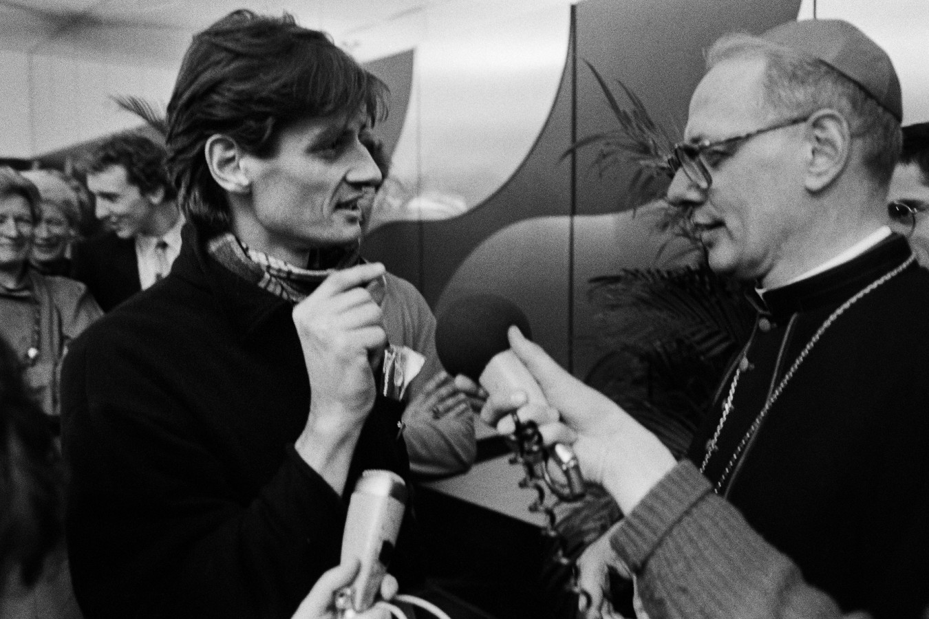 Protesten tijdens de inauguratie van bisschop Simonis als aartsbisschop van Utrecht; activist (en voormalige partner van Erwin Olaf) Teun Frieszo in gesprek met bisschop Simonis, 1983.
