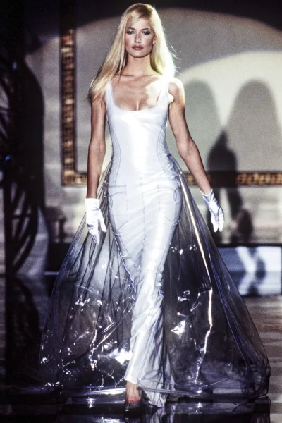 de-iconische-90s-catwalkmomenten-van-nederlands-topmodel-karen-mulder-404689
