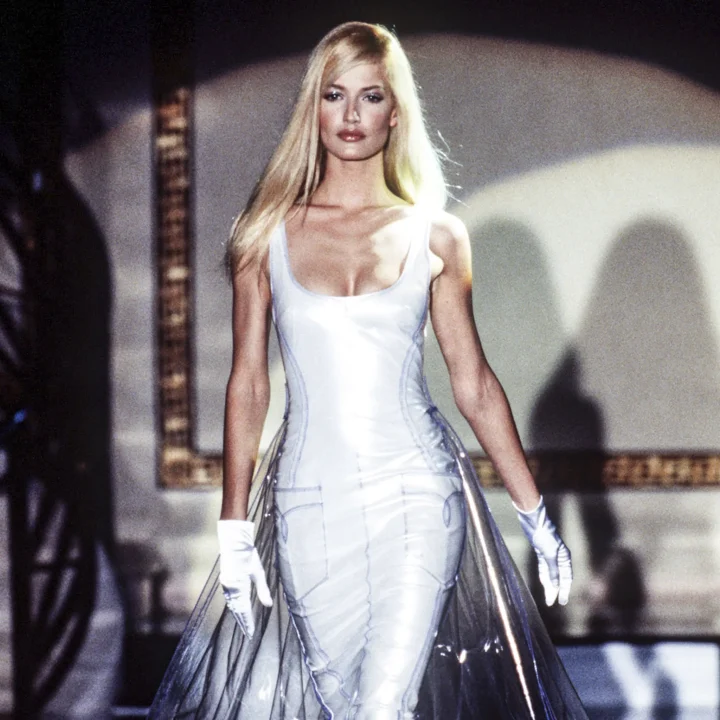 de-iconische-90s-catwalkmomenten-van-nederlands-topmodel-karen-mulder-404689