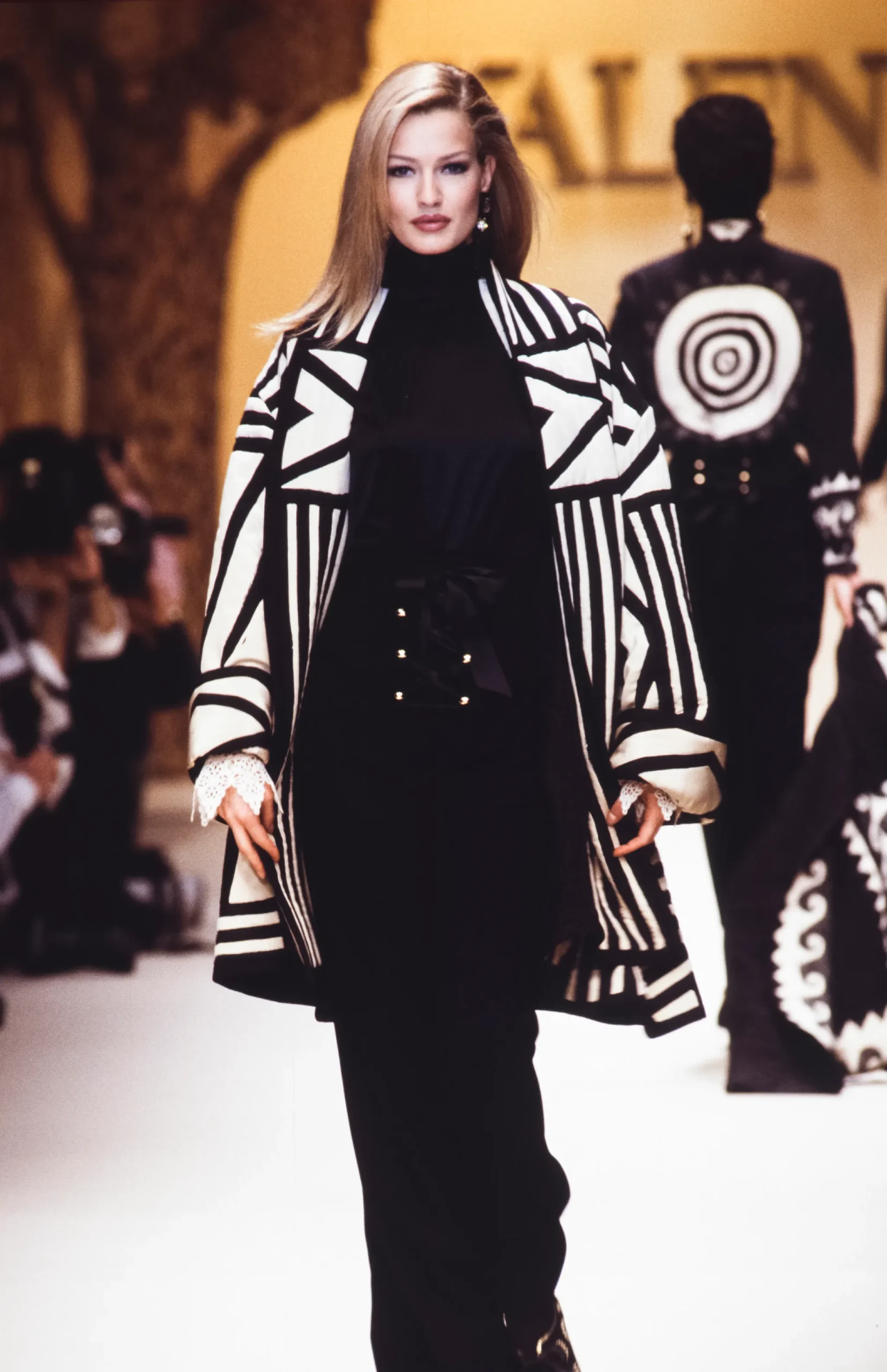 Karen Mulder op de catwalk