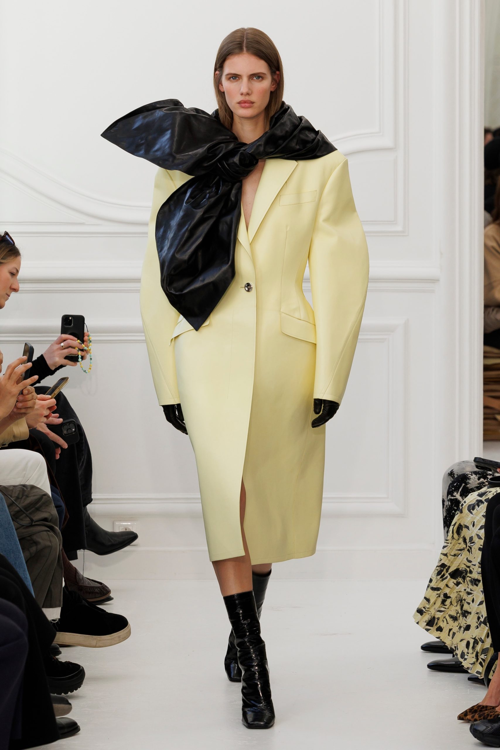 Rosalieke Fuchs op de catwalk bij Givenchy herfst/winter 2025