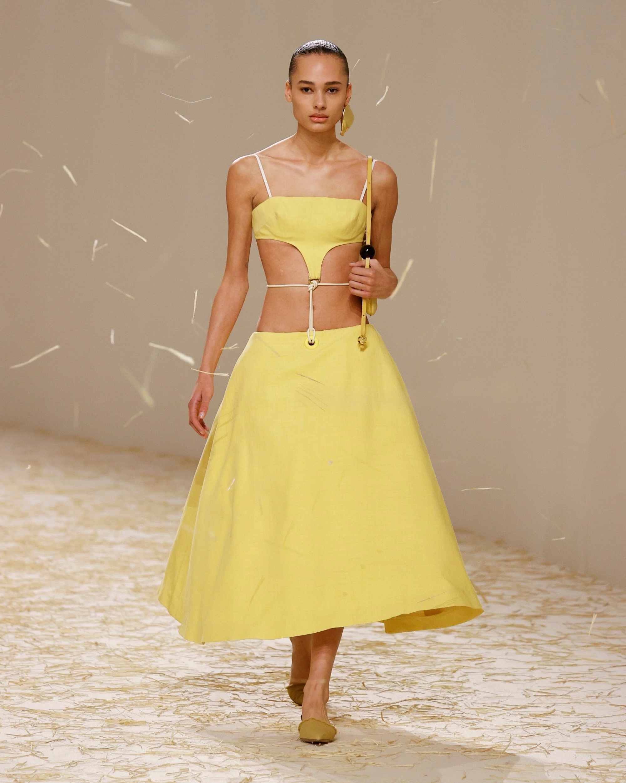 Annemary Aderibigbe op de catwalk bij Jacquemus lente/zomer 2023