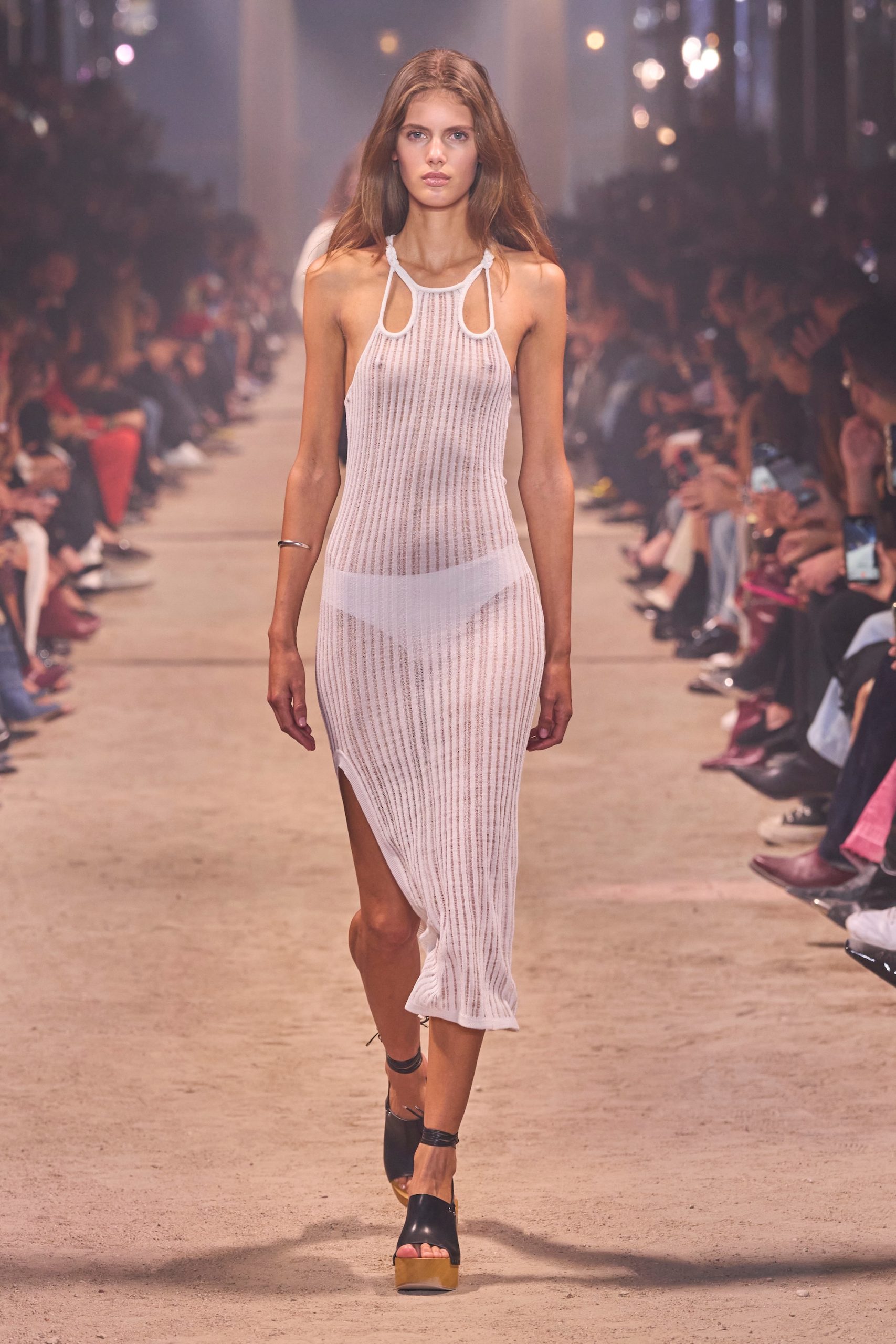 Rosalieke Fuchs op de catwalk bij Isabel Marant lente/zomer 2024
