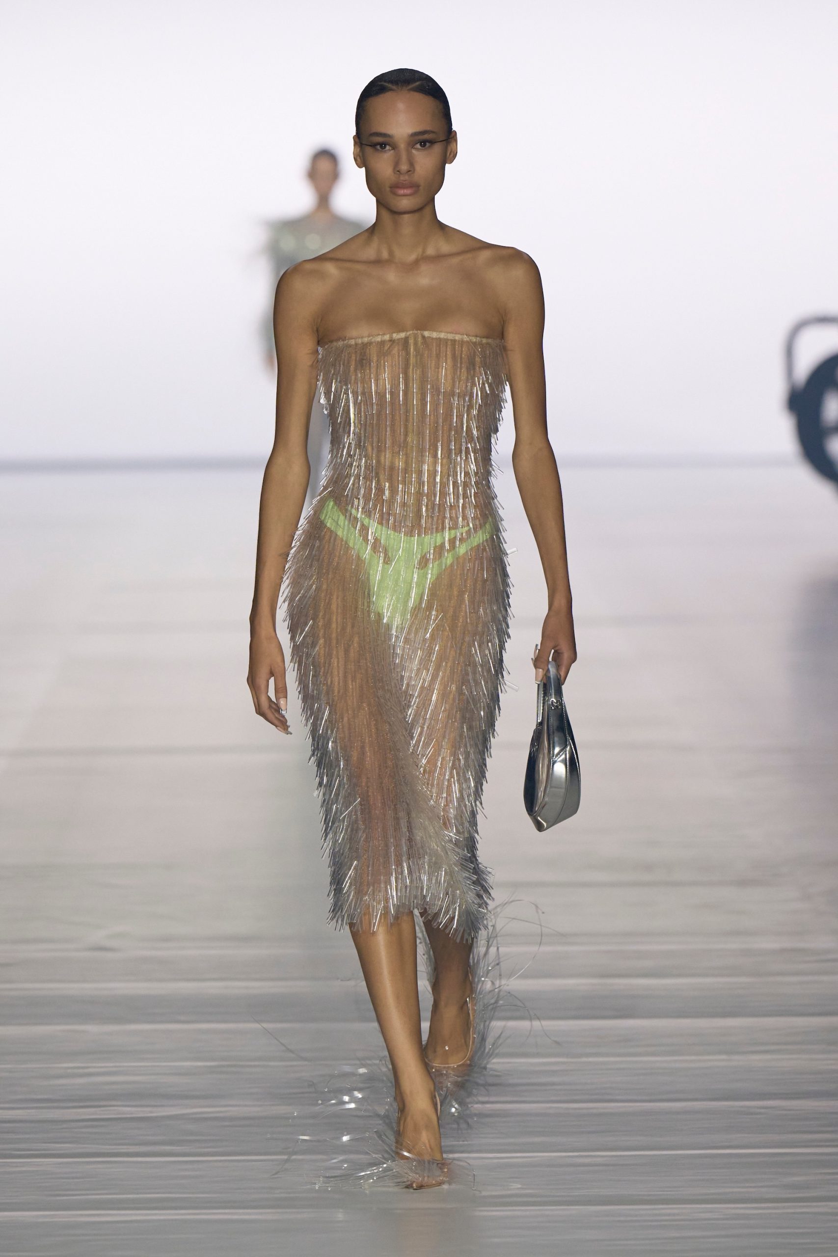 Annemary Aderibigbe op de catwalk bij Mugler lente/zomer 2024