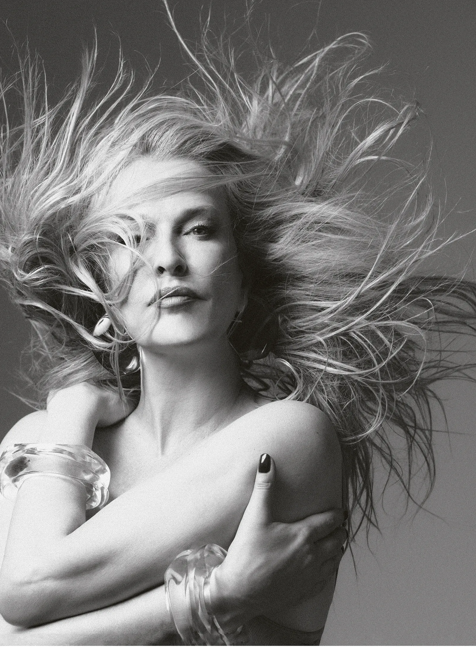 Karen Mulder door fotografen Sean & Seng voor Vogue Germany