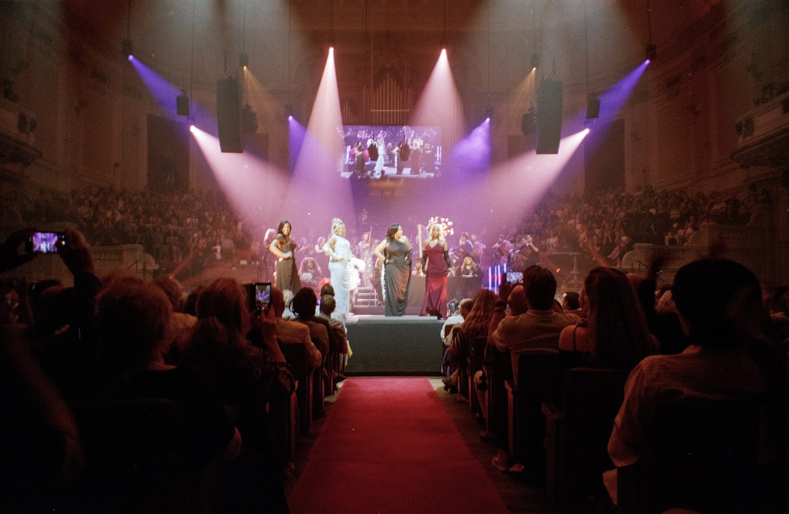 On stage op het Opus 1 Ball