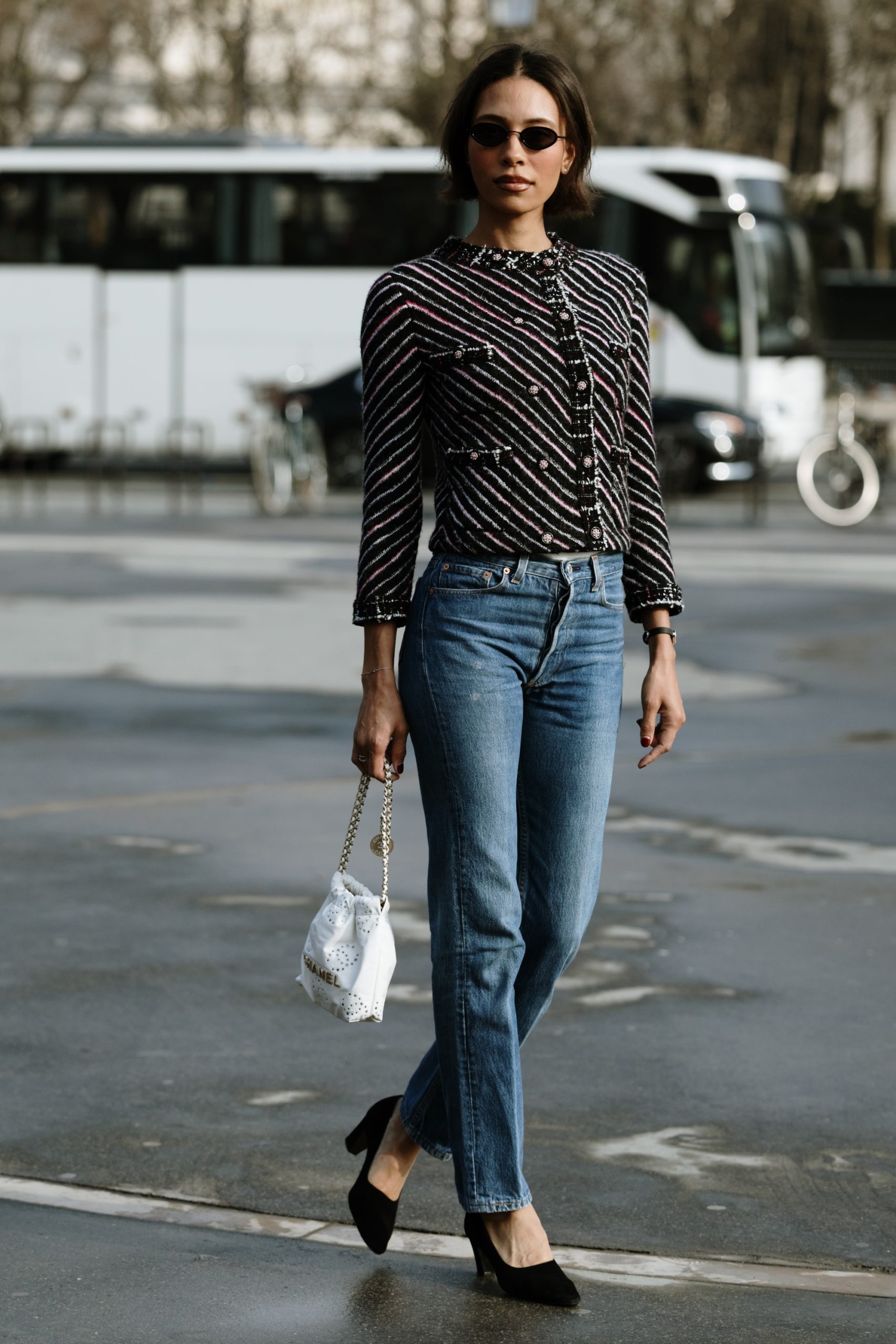 Cigarette jeans met pumps en een chic jasje