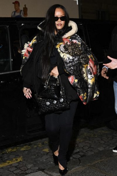 rihanna-charlize-theron-en-jlaw-roepen-een-nieuwe-klassieker-uit-tot-de-it-bag-van-de-zomer-403916