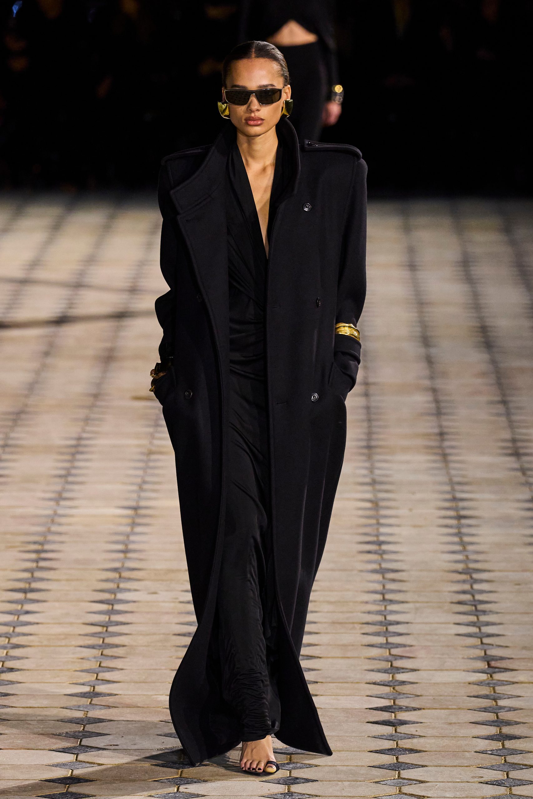 Annemary Aderibigbe op de catwalk bij Saint Laurent lente/zomer 2023