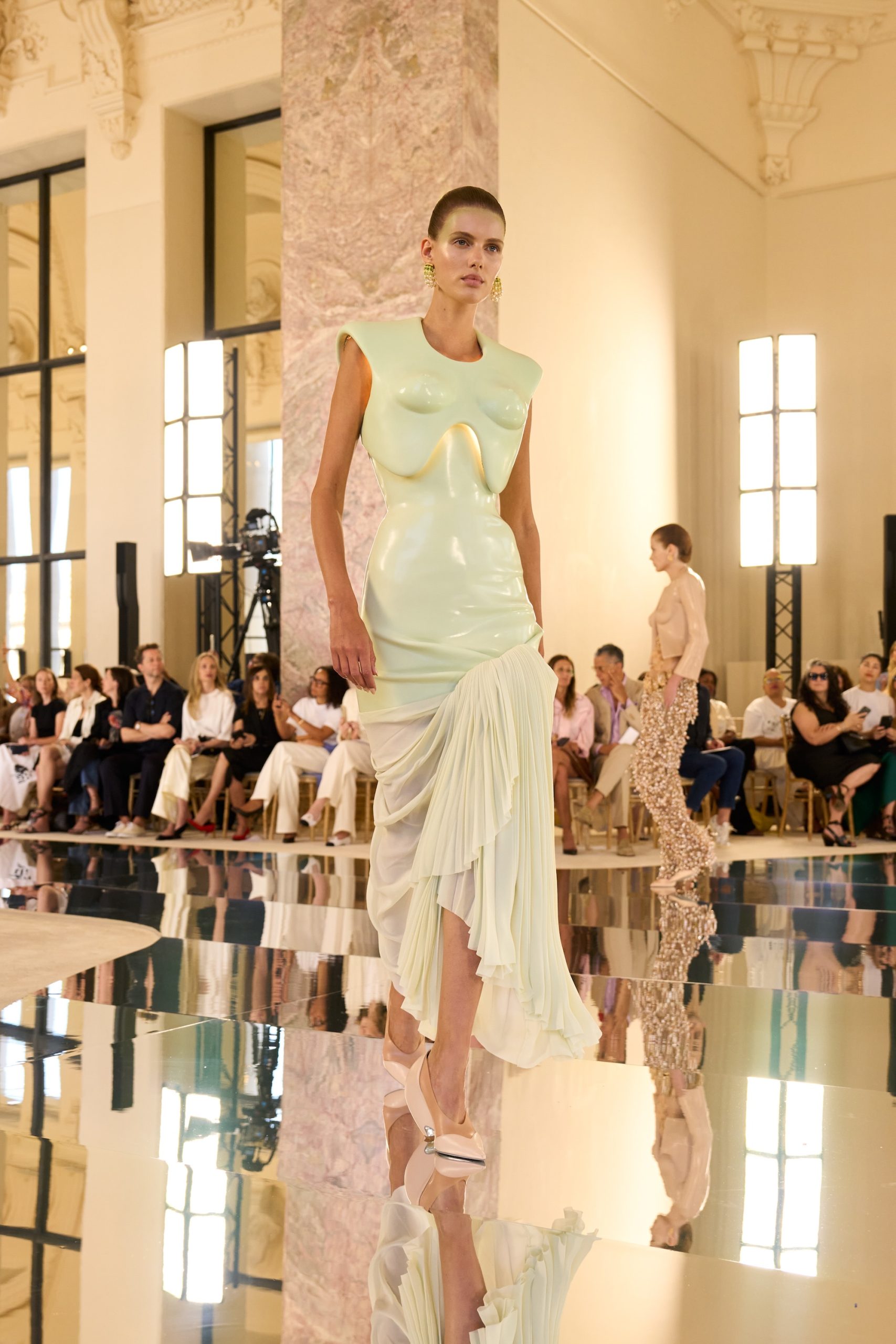 Rosalieke Fuchs op de catwalk bij Schiaparelli couture herfst/winter 2026