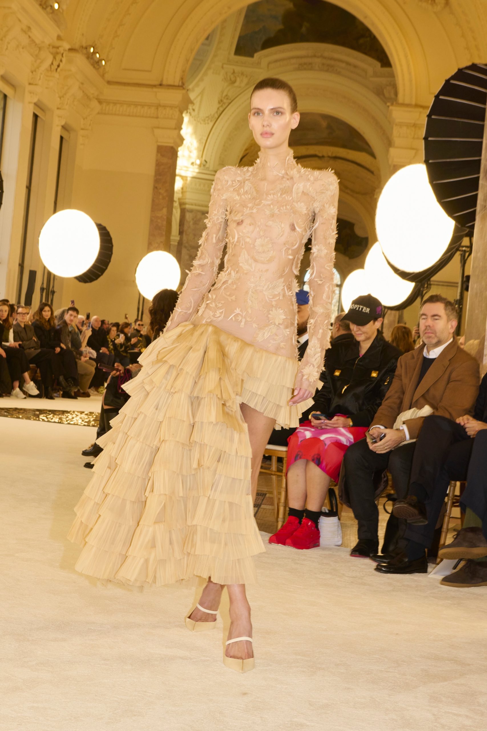 Rosalieke Fuchs op de catwalk bij Schiaparelli couture lente/zomer 2025