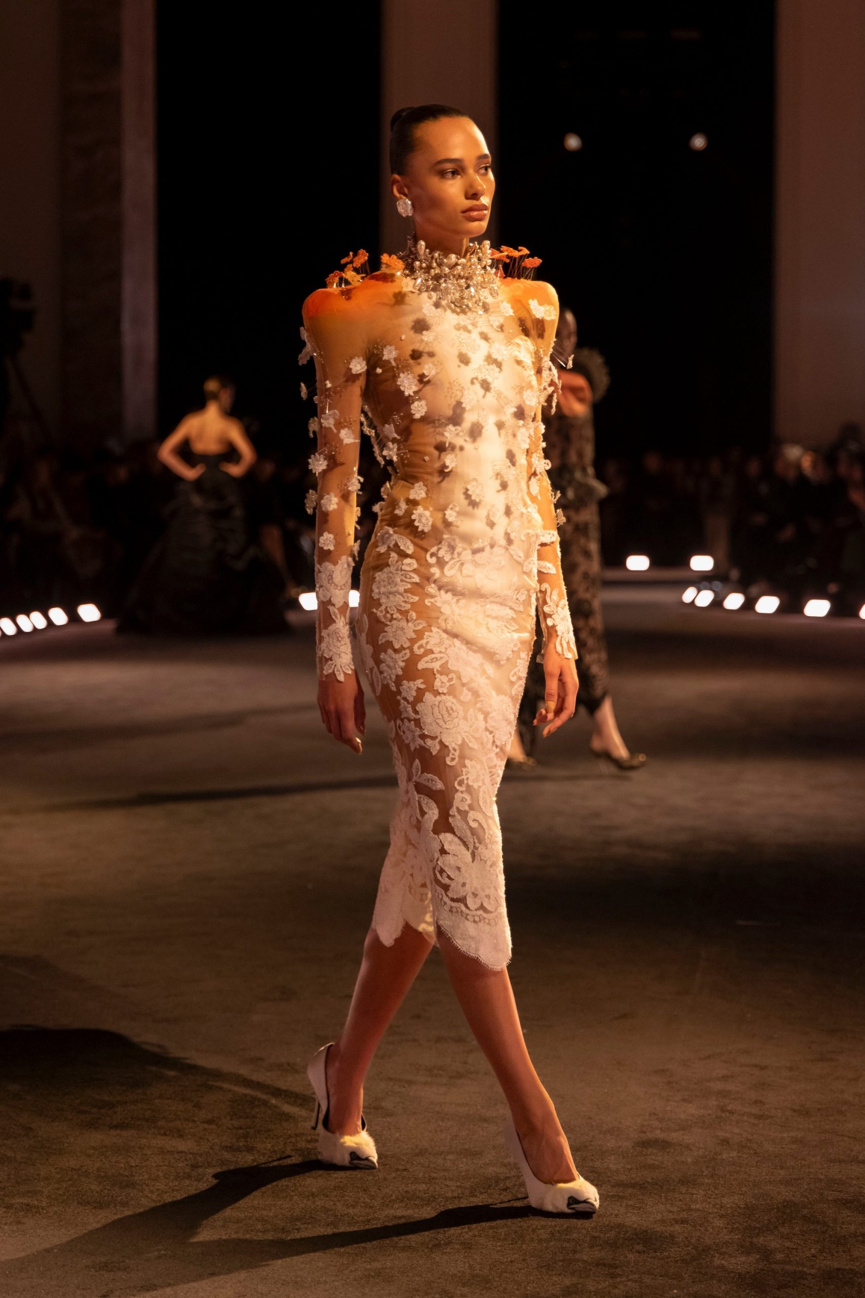 Annemary Aderibigbe op de catwalk bij Schiaparelli couture lente/zomer 2026