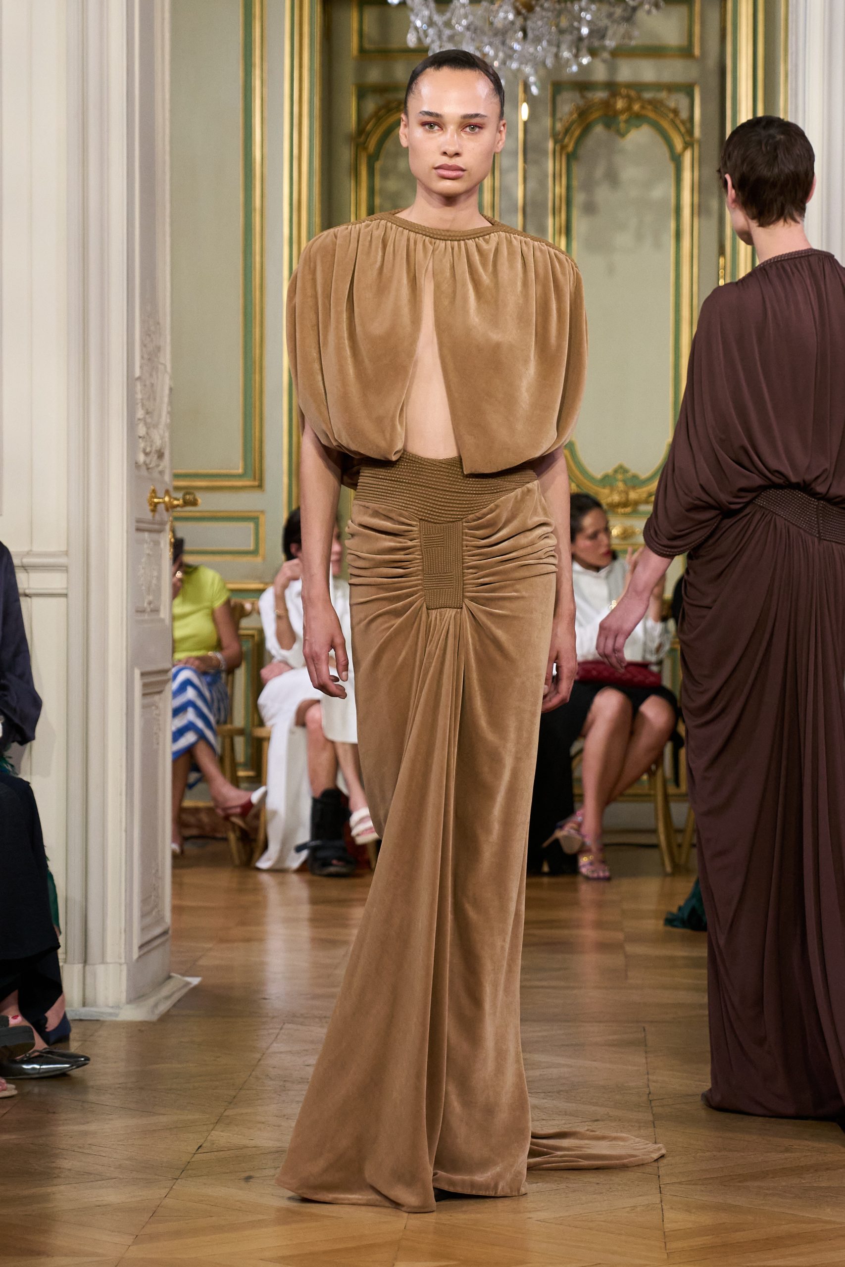 Annemary Aderibigbe op de catwalk bij Standing Ground couture herfst/winter 2026