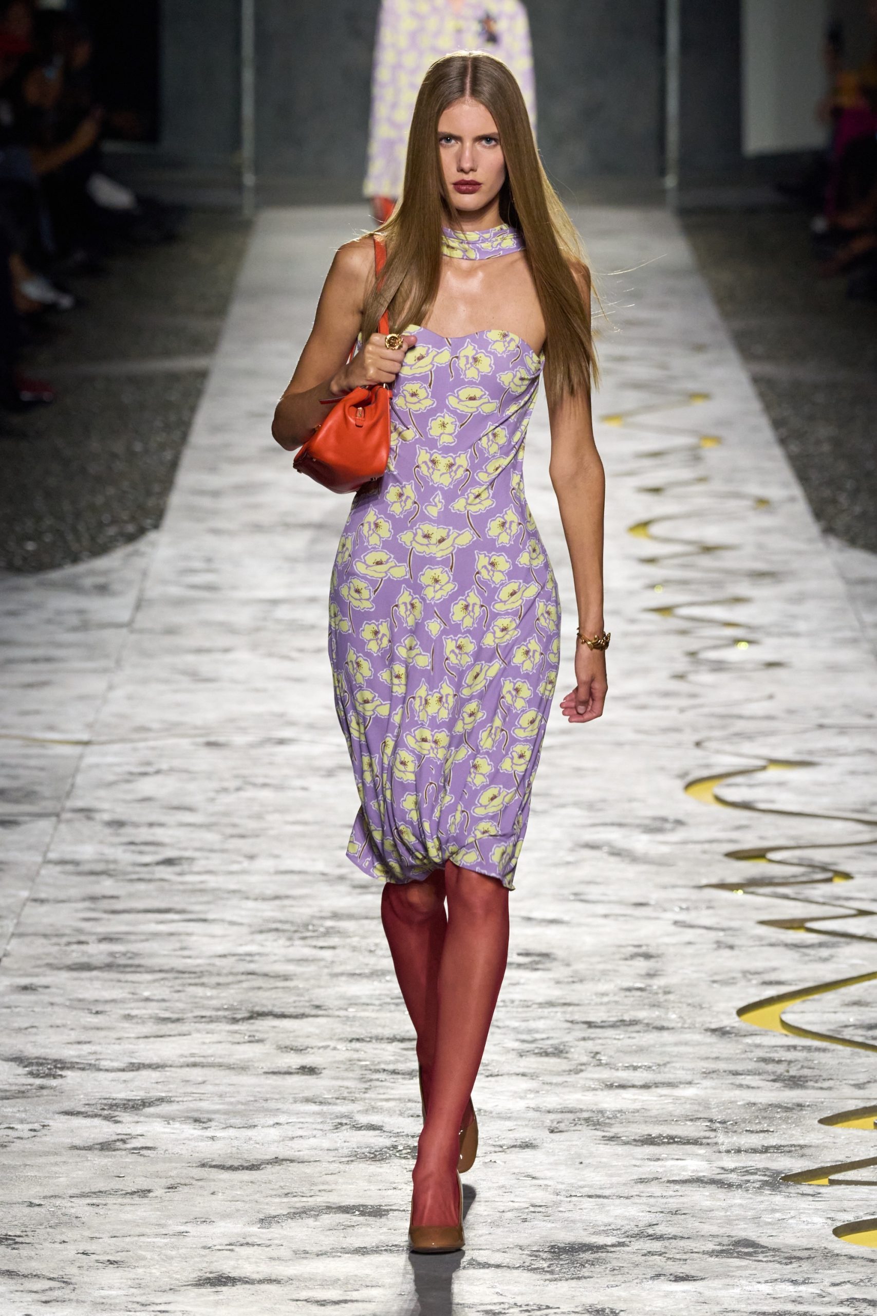 Rosalieke Fuchs op de catwalk bij Versace lente/zomer 2025