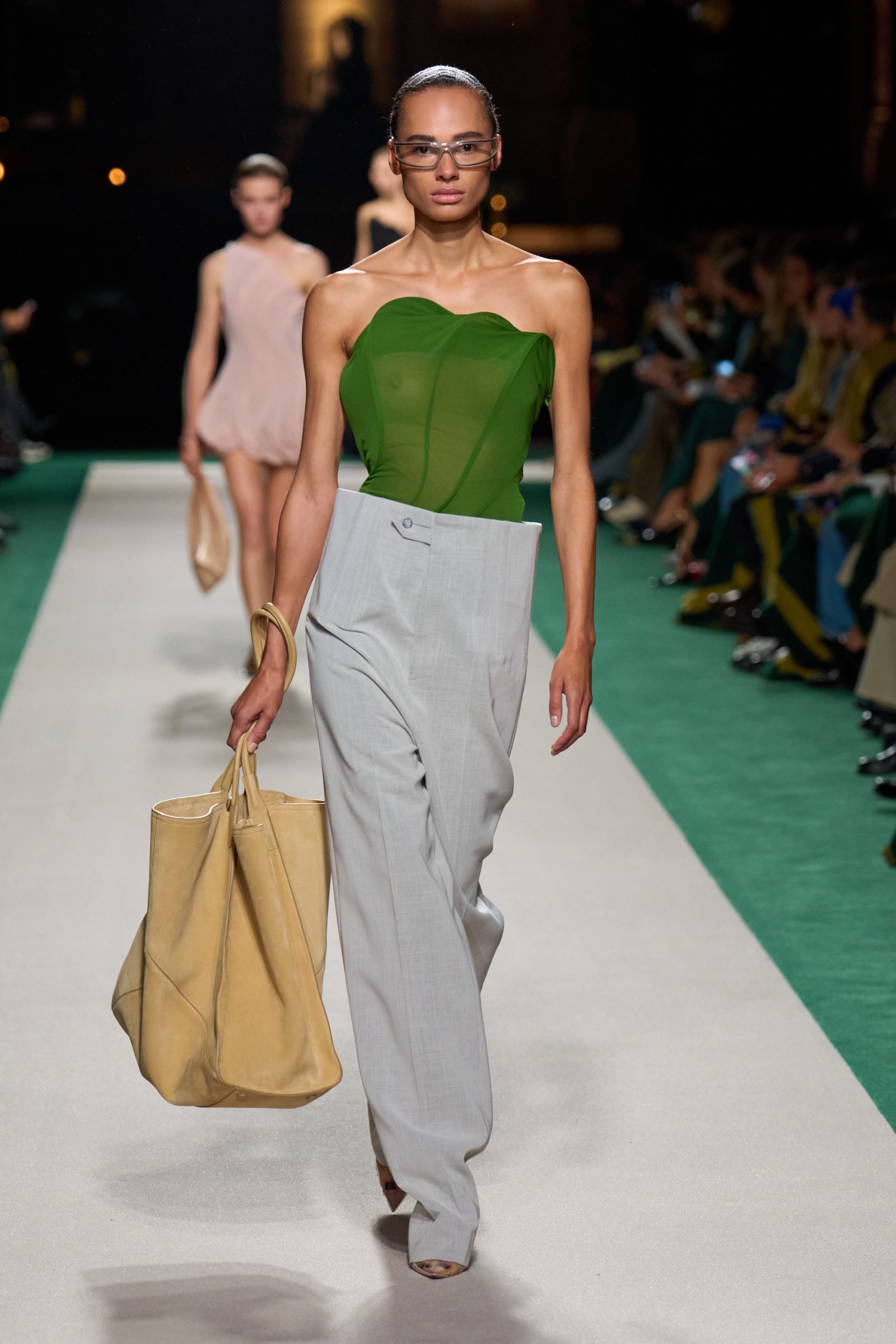 Annemary Aderibigbe op de catwalk bij Victoria Beckham lente/zomer 2025