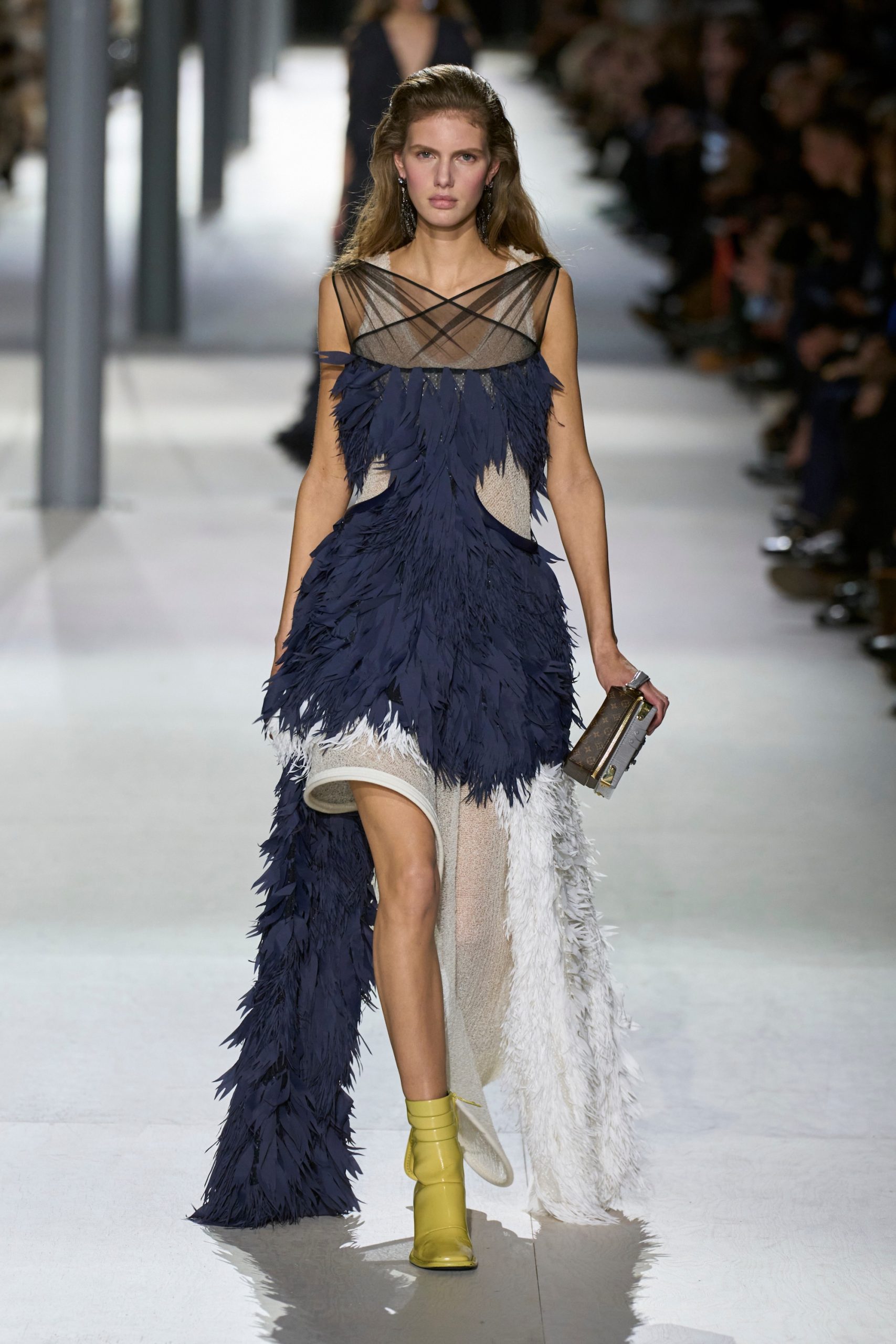 Rosalieke Fuchs op de catwalk bij Louis Vuitton herfst/winter 2024