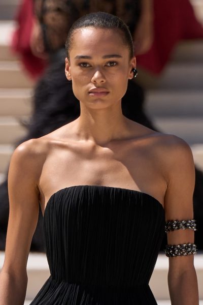 annemary-aderibigbe-did-it-all-alaias-guggenheim-show-pierpaolos-balenciaga-debuut-en-a-lot-of-schiaparelli-404337