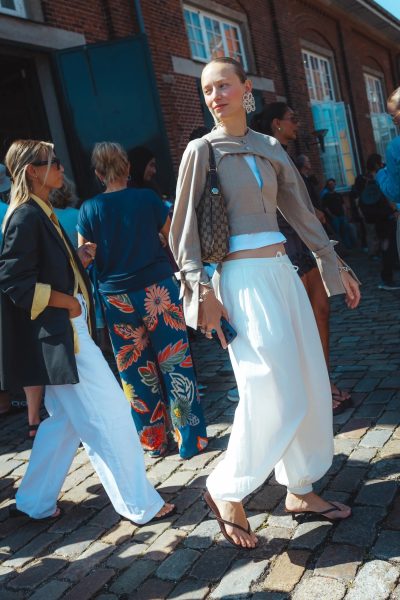 de-grootste-broekentrend-van-de-zomer-was-overal-te-zien-tijdens-copenhagen-fashion-week-404371