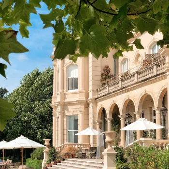 vierden-zendaya-en-tom-holland-hun-wedding-in-dit-extravagante-hotel-403435