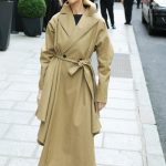 Céline Dion draagt een trenchcoat in Parijs