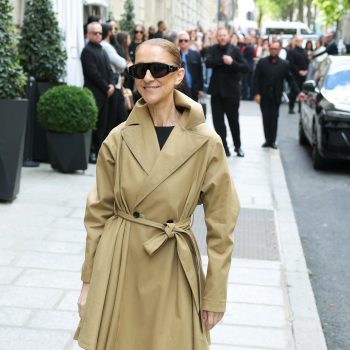 celine-dion-is-gearriveerd-in-parijs-en-bevestigt-de-sculptural-tussenjas-van-het-seizoen-405488
