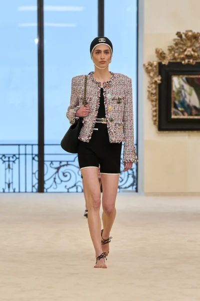 margaret-qualley-loopt-bijna-barefoot-over-de-rode-loper-in-de-viral-naked-shoes-van-chanel-404539