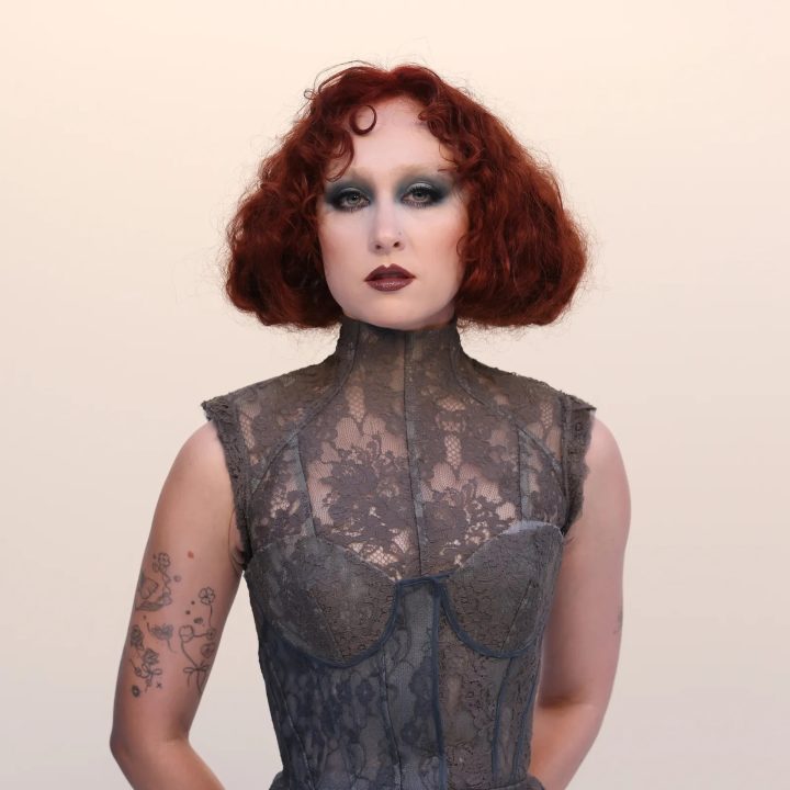 bob-ell-roan-is-back-chappell-roan-ruilt-haar-signature-rode-krullen-in-voor-een-razor-sharp-bob-405490