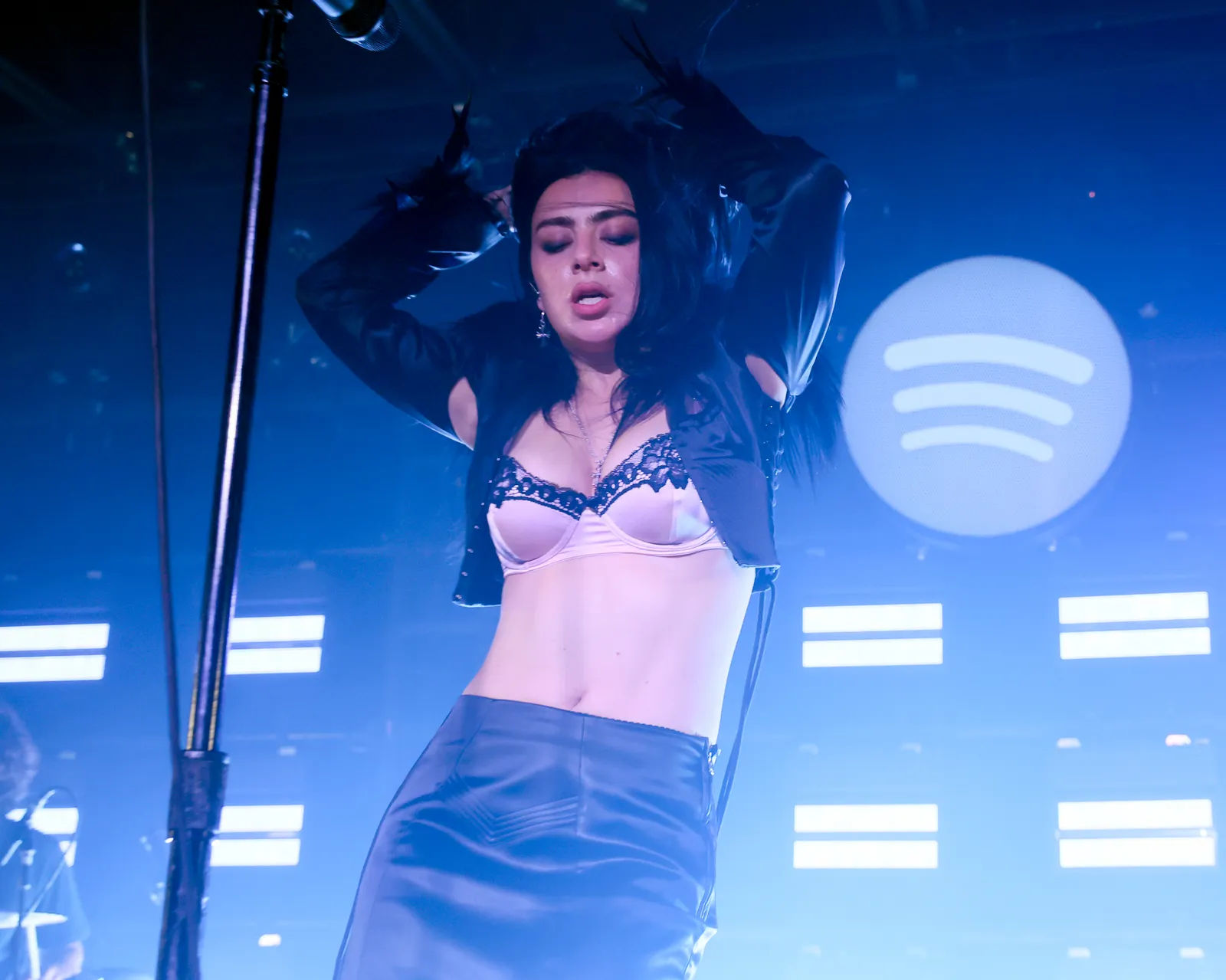 Charli XCX in een zichtbare bh