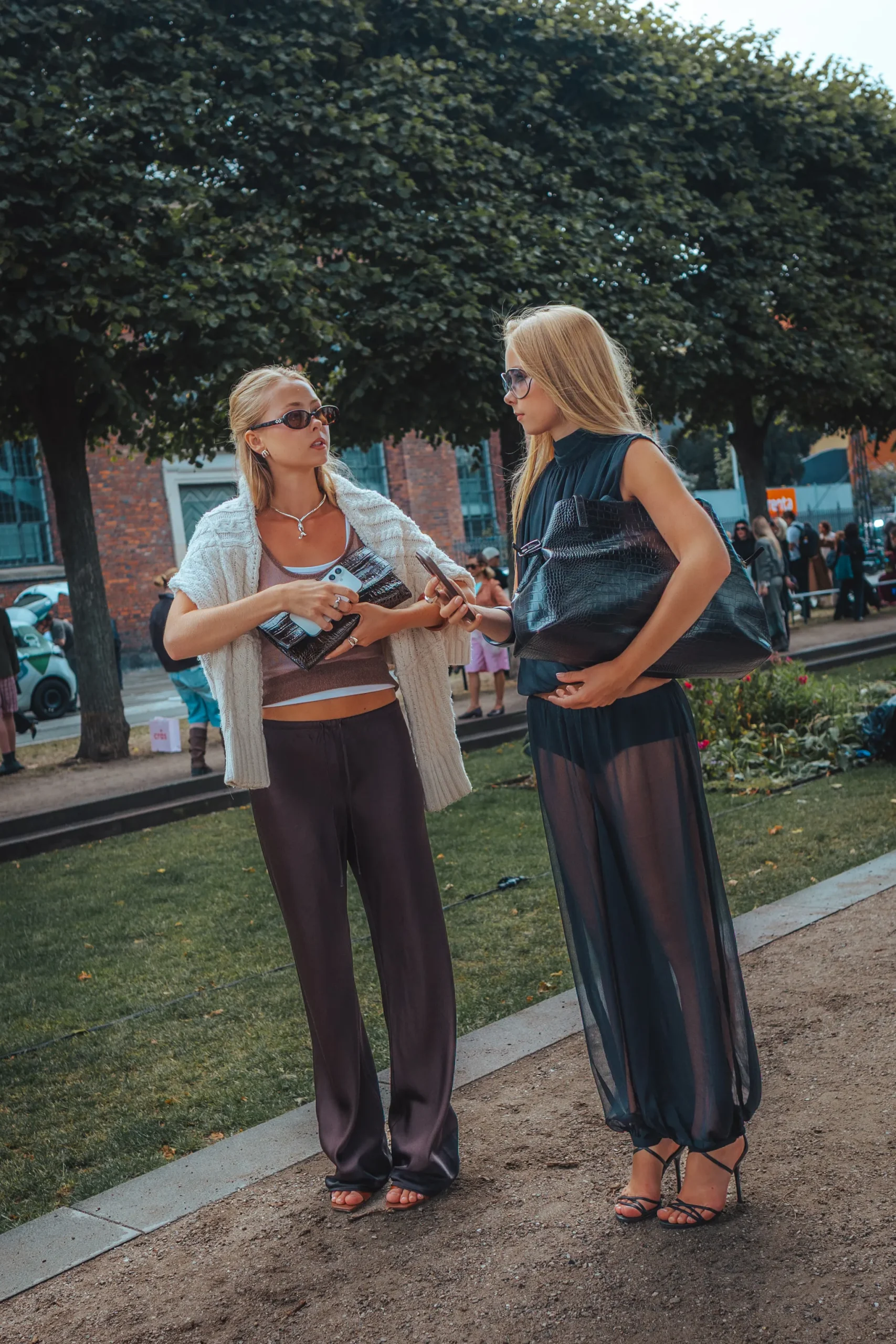 Streetstylers dragen balloon pants tijdens Copenhagen Fashion Week lente/zomer 2027